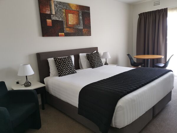 Deluxe King | Deluxe King | Deluxe King Room Accommodation - The Abbey Motel in Goulburn NSW